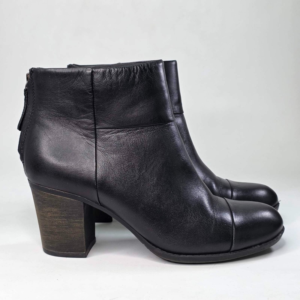 Clarks Collection Women's Boots Size 8.5 Black Leather Heeled Zip Classic Shoes